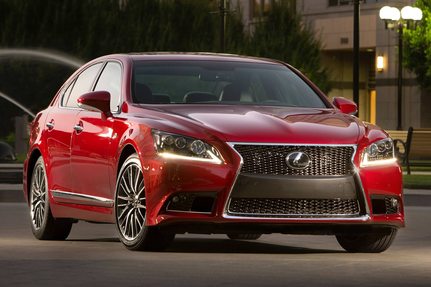 2016-Lexus-LS-Front-Quarter-0-1500x1000