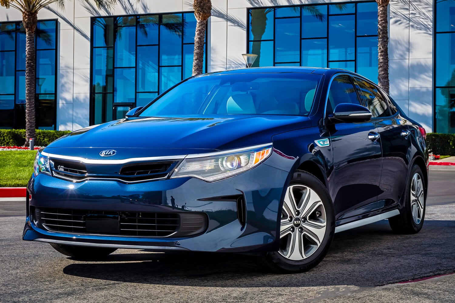 2017-Kia-Optima-Hybrid-Sedan-Front-Quarter-1500x1000