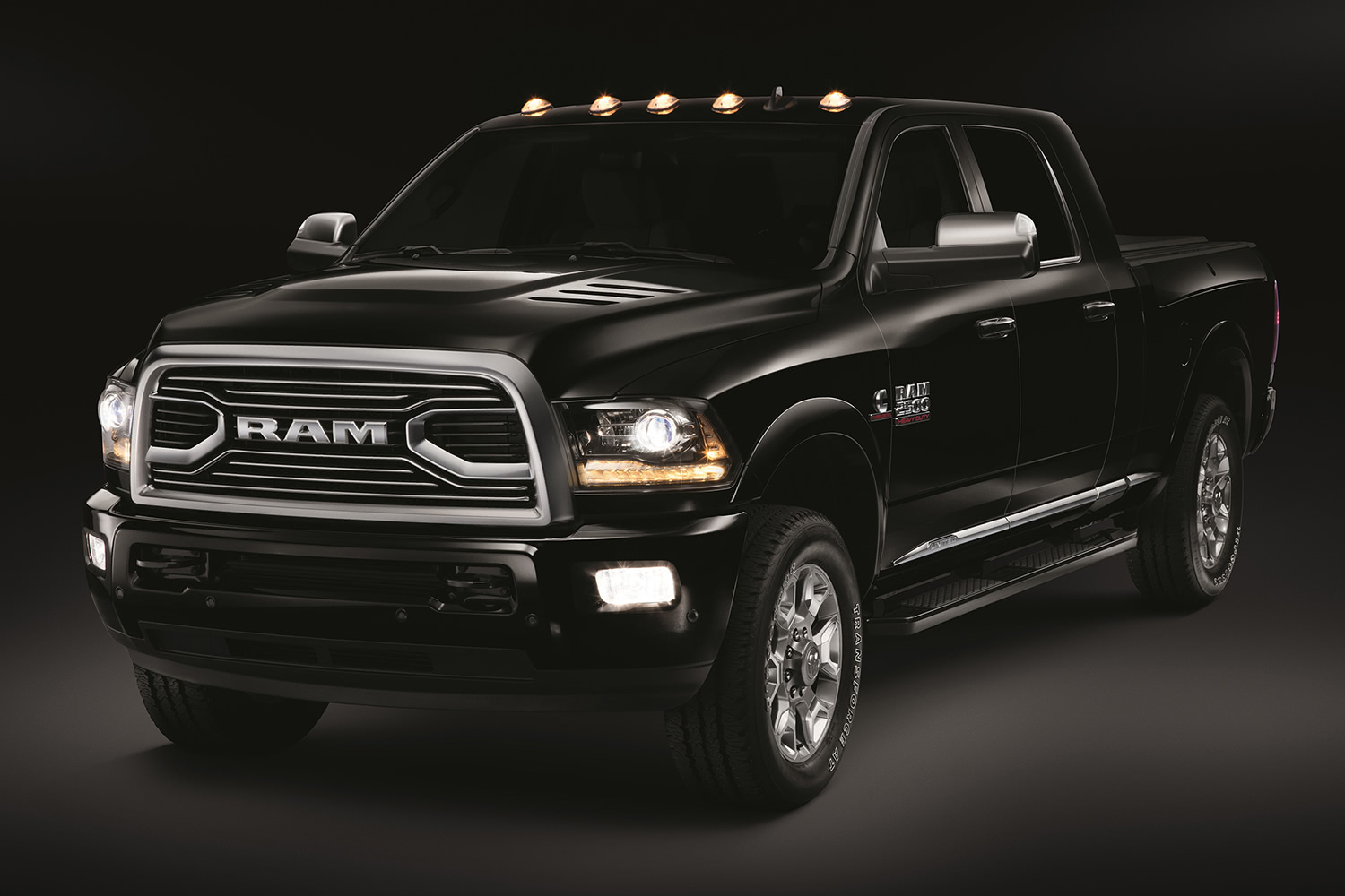 2018-RAM-Ram-Pickup-2500-Front-Quarter-1500x1000